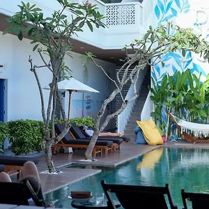 Hostel Dip & Doze Living Canggu